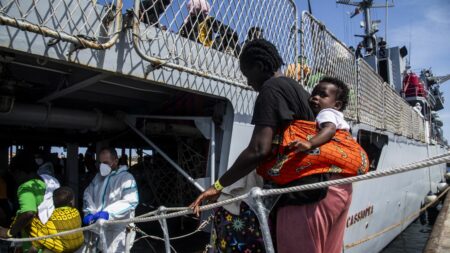 19 Sept: Crise migratoire à Lampedusa, polémique éducation sexuelle Belgique, ados examinés pour fausses alertes à la bombe PODCAST. Crise migratoire, éducation sexuelle et fausses alertes à la bombe : ça dit quoi mardi 19 septembre ?
Mardi 19 septembre, l'Europe surveille la crise migratoire à Lampedusa, des cours d'éducation sexuelle font polémique en Belgique et deux adolescents sont mis en examen dans une affaire de fausses alertes à la bombe.