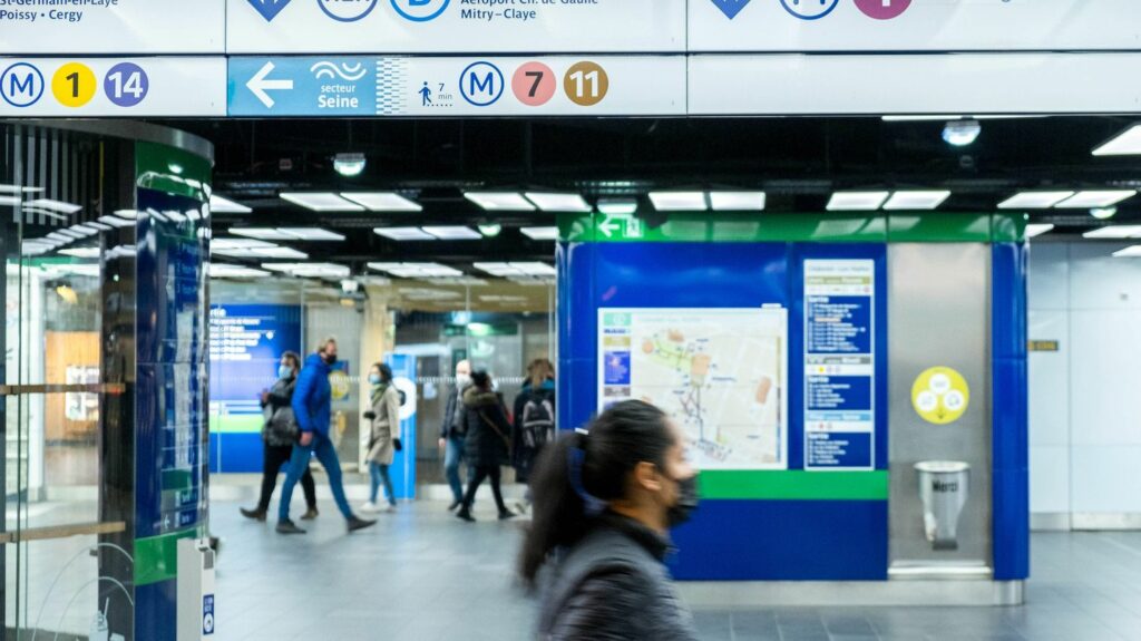 Vrai ou faux



  

  
  

      


      

      Y a-t-il 156 victimes de violences sexuelles dans les transports d'Île-de-France chaque jour ?
              Plusieurs médias se sont inquiétés d'un chiffre alarmant à la fin de l'été, assurant que 156 plaintes étaient enregistrées chaque jour en Île-de-France pour des violences sexuelles dans les transports. Mais c'est en réalité 80 fois moins.