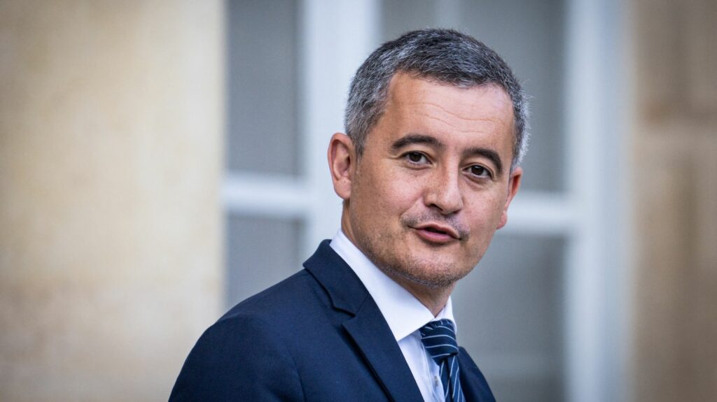 Police et croix gammée sur une affiche : la justice saisie dans la Vienne à la demande de Gérald Darmanin
                  Le ministre de l'Intérieur dénonce une "affiche ignominieuse". De son côté, la préfecture estime dans un communiqué que "cette affiche choquante et haineuse insulte gravement la Police nationale".
