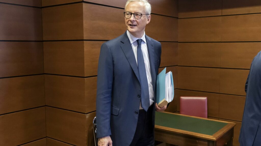 ÉDITO. Comment Bruno Le Maire fait entendre sa petite musique personnelle
                  Le ministre de l'Économie s'est prononcé en faveur du report de l’interdiction de la location des "passoires thermiques" avant de faire machine arrière. Dans l'optique de l'élection présidentielle de 2027, Bruno Le Maire veut d’abord montrer qu’il n’est pas qu’un "père la rigueur".