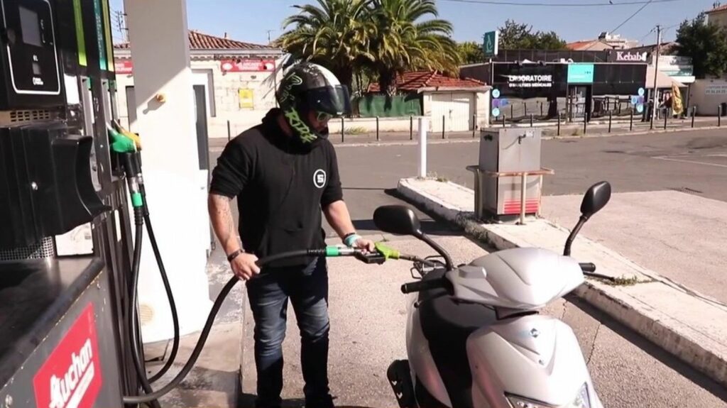 Prix des carburants : une nouvelle aide de 100 euros pour les plus modestes
              Emmanuel Macron a annoncé lors d'un entretien accordé à France 2 et TF1 qu'une nouvelle aide de 100 euros par voiture et par an allait être mise en place pour aider les automobilistes les moins aisés.