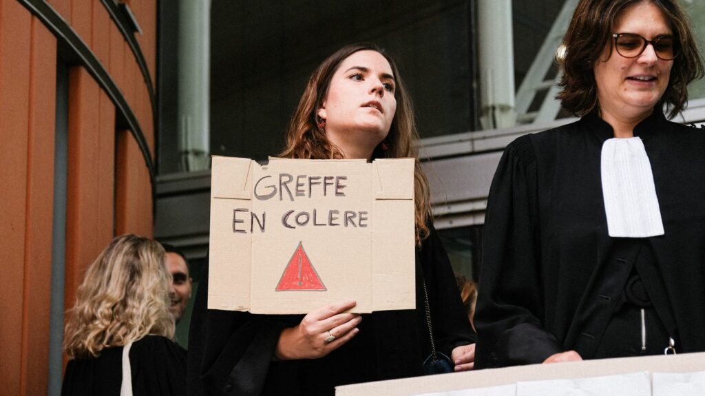 Les greffiers en colère appellent à la grève et à une journée "justice morte" pour jeudi
              "Les personnels travaillent dans des conditions qui ne sont pas dignes d'un pays comme la France", explique le secrétaire général de l'Unsa Services judiciaires.