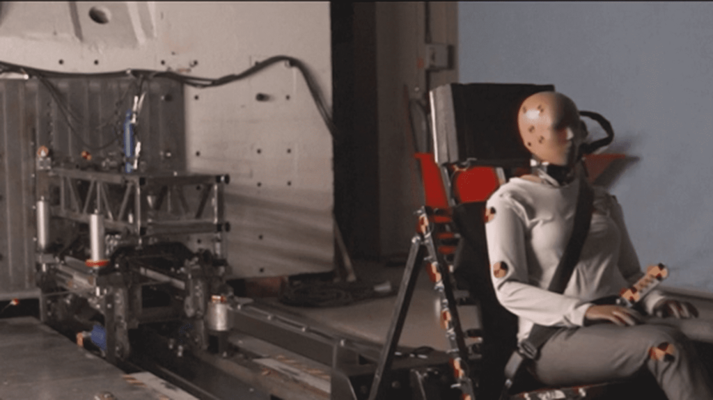 Automobile : en Suède, des ingénieurs développent un mannequin de "crash-test" féminin
              Des ingénieurs suédois ont développé un mannequin de "crash-test" féminin. Grâce à ce dispositif innovant, ils souhaitent améliorer la sécurité des femmes en voiture.