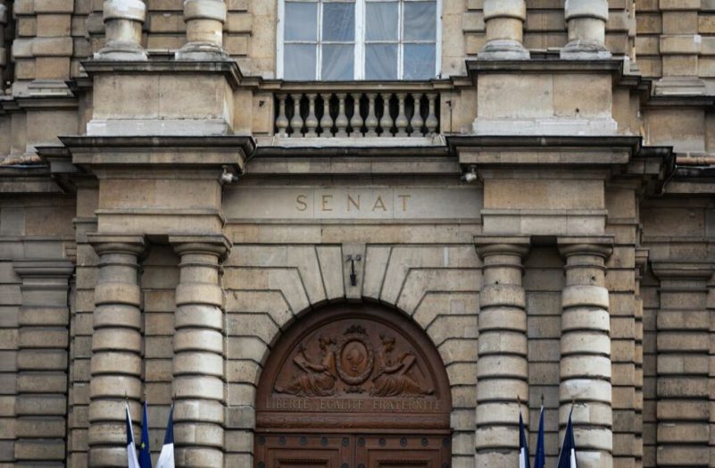 "Le Sénat, c'est un peu une machine anti urbaine, on essaie de compenser le poids des hommes par le poids des territoires", souligne Jean Viard
                  On vote en ce dimanche 24 septembre. La plupart d'entre nous, non, mais les grands électeurs oui, pour les élections sénatoriales. La moitié des sièges de "la chambre haute", c'est comme ça qu'on appelle le Sénat, sont en jeu. Le suffrage universel indirect, une question de société, décryptage avec le sociologue Jean Viard.