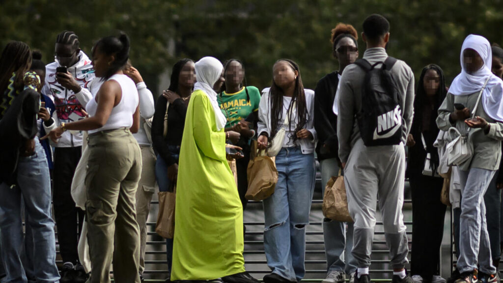 La France retourne à l'école avec l'interdiction de l'abaya alors que le gouvernement réfléchit aux uniformes
