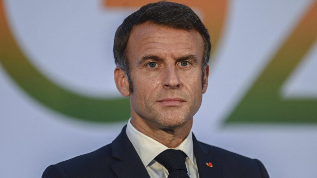 Emmanuel Macron sera l'invité des journaux de 20 heures de TF1 et de France 2 dimanche
                  Les journalistes Anne-Claire Coudray et Laurent Delahousse intervieweront le président "après une semaine historique où la France a reçu le roi du Royaume-Uni ainsi que le pape en pleine Coupe du monde de rugby", a souligné l'Elysée.