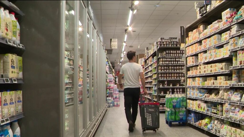 Pouvoir d'achat : une question primordiale pour les Français
              En raison de l'inflation qui ne cesse de toucher le pays, le pouvoir d'achat est une question centrale pour bon nombre de Français. Emmanuel Macron a fait plusieurs annonces à ce sujet lors de l'interview accordée à France 2 et TF1 dimanche 24 septembre.