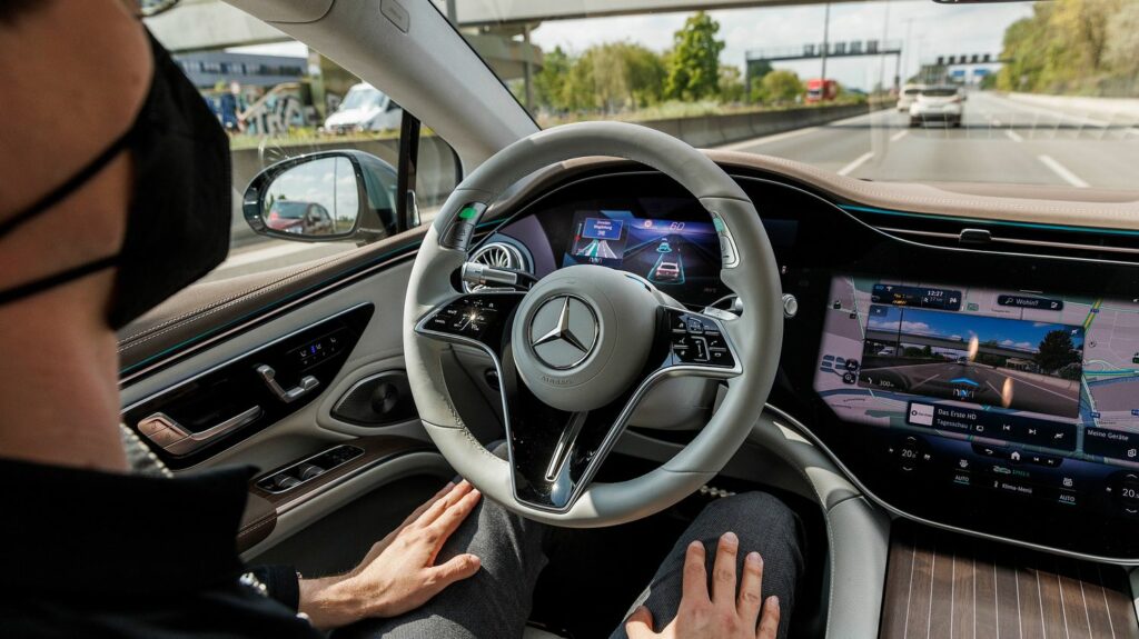 Voitures autonomes : le dur retour à la réalité avec les premiers modèles disponibles sur le marché
              Les premières voitures autonomes, avec une conduite "sans les mains", sont enfin commercialisées en septembre 2023. Mais elles sont très loin de l’avancée attendue en matière de confort.