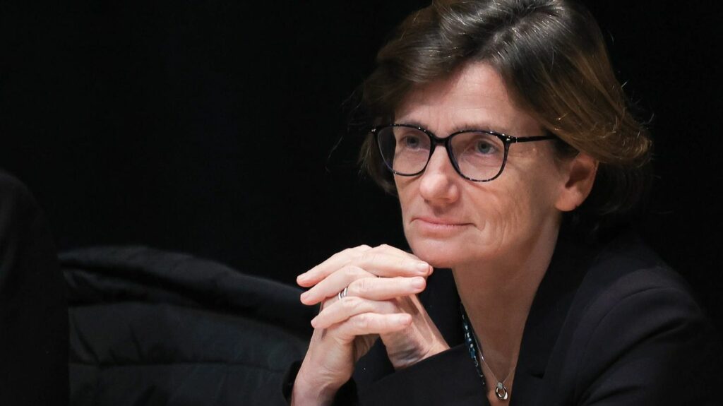 Fin de vie : comment le gouvernement a travaillé pour avancer sur son projet de loi
                  En préparation depuis des mois, le projet de loi sur la fin de vie sera remis d’ici la fin de la semaine au chef de l’Etat. En coulisses, les discussions ont été ménées très activement. Le brief politique d'Aurélie Herbemont.