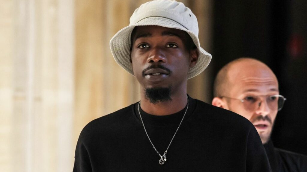Le rappeur MHD condamné à 12 ans de prison pour meurtre
              Avant l'énoncé du verdict, le rappeur avait de nouveau clamé son innocence. Il a 10 jours pour faire appel.