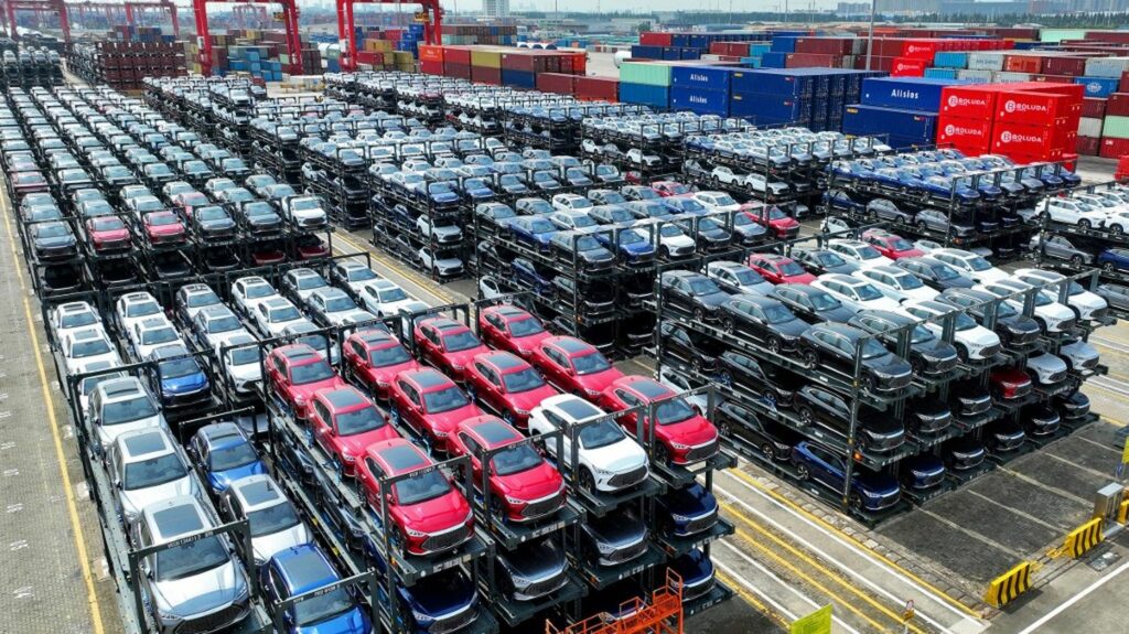 La voiture électrique va-t-elle conduire l'Europe et la Chine à la guerre commerciale ?
              Le ton monte entre Bruxelles et Pékin. La Chine réitère son "fort mécontentement" après l'annonce d'une enquête européenne sur ses subventions automobiles.