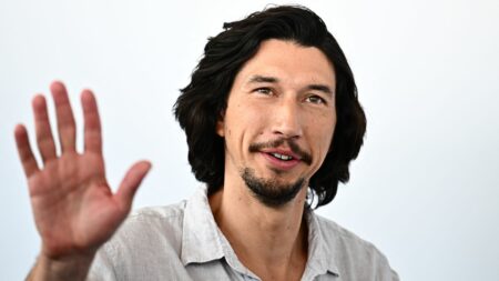 Mostra de Venise :  interrogé sur la grève des scénaristes et des acteurs, Adam Driver s'en prend à Netflix et Amazon
              La star américaine Adam Driver a critiqué l'attitude des plateformes Netflix et Amazon face au mouvement de grève des scénaristes et des acteurs paralysant Hollywood, au cours de la présentation de "Ferrari" de Michael Mann, en compétition à la Mostra de Venise.