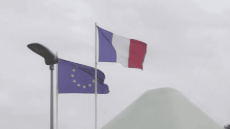 Ambassadeur français pris en otage lors du coup d’Etat au Niger, selon Macron Coup d’état au Niger : l’ambassadeur français “pris en otage” ?
“L’ambassadeur au Niger est pris en otage par les putschistes”, a affirmé Emmanuel Macron vendredi 15 septembre. Les militaires avaient ordonné son expulsion fin août.