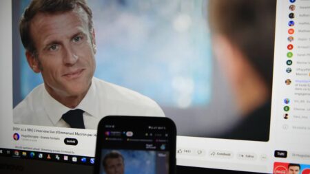 Appel à la bienveillance : Violence déguisée ? Analyse de Clément Viktorovitch dans le débat politique CHRONIQUE. L'appel à la bienveillance, une forme de violence ?
Clément Viktorovitch revient chaque semaine sur les débats et les enjeux politiques. dimanche 10 septembre : un mot employé très souvent par le président de la République : la bienveillance. Un concept sympathique en apparence, mais qui pourrait en réalité cacher une certaine violence.