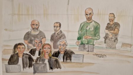 "Je suis un drogué de la liberté" : les aspirations contrariées de Rédoine Faïd lors de son procès pour évasion
              L'ancien braqueur natif de l'Oise, surnommé le "roi de la belle", a pris la parole devant la cour d’assises de Paris, vendredi, pour son interrogatoire de personnalité.