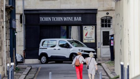 Botulisme à Bordeaux : une enquête préliminaire ouverte notamment pour "homicide involontaire"
              Une femme atteinte de botulisme est décédée après avoir mangé des sardines au Tchin Tchin Wine Bar. Le parquet de Bordeaux ouvre une enquête.