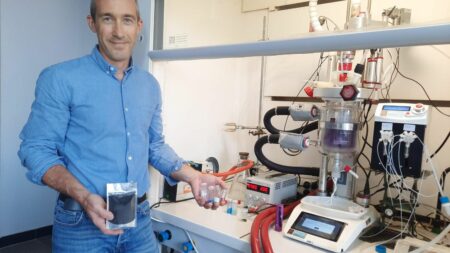 Voitures électriques : un chimiste lyonnais a développé un système de recyclage des batteries à partir de CO2
              Un savoir-faire crucial et voué à un brillant avenir, alors que les voitures thermiques seront interdites dès 2035.