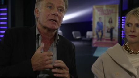 Cinéma : l'amour à l'épreuve dans "Nouveau départ"
              La crise de la cinquantaine est le thème du film "Nouveau départ", avec un duo de choc, Karine Viard et Franck Dubosc. Le couple se trouve au bord de la rupture, après 30 ans de vie commune. Le 13 Heures a assisté à l'avant-première du film.