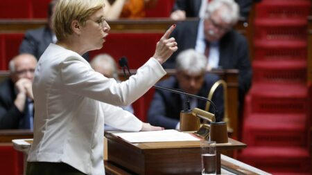 Clémentine Autain appelle à l’unité de la gauche derrière la Nupes pour éviter ‘Quatre mariages et un enterrement’ Politique : "Il ne faudrait pas que la Nupes devienne 'Quatre mariages et un enterrement'", prévient Clémentine Autain
Clémentine Autain, députée La France insoumise de Seine-Saint-Denis, s'est exprimée sur France Inter. Elle appelle la gauche à rester unie derrière l'alliance de la Nupes.