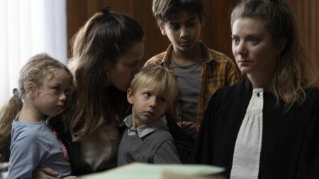 "Comme une louve" : le combat d'une jeune mère à qui l'on a retiré ses enfants pour cause de précarité
              Avec ce premier long-métrage pour le cinéma, la documentariste Caroline Glorion met en lumière avec la force de la fiction la question du placement des enfants retirés à leurs familles pour des raisons économiques.
