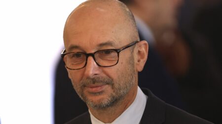 Conseil Économique répond à Macron: Référendum sur l’immigration serait contreproductif Immigration : "Un référendum serait contreproductif", répond le Conseil économique, social et environnemental à Emmanuel Macron
"Une des manières d'amoindrir les tensions, la plus efficace, est d'éviter d'en créer", souligne le président le Cese, Thierry Beaudet.