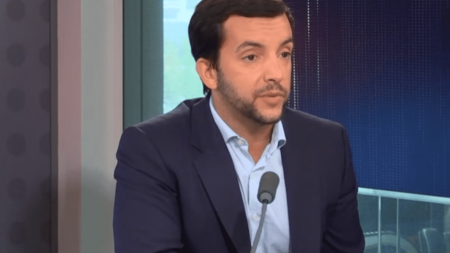 Député RN Jean-Philippe Tanguy critique les négociations sur l’inflation avec la grande distribution Négociations avec la grande distribution : "Ce sont des annonces sans lendemain", estime le député RN Jean-Philippe Tanguy
Le ministre de l’Économie annonçait ce jeudi matin des négociations avec la grande distribution pour que, sur 5 000 produits en magasin, les prix n'augmentent pas, voire diminuent. "La seule attitude de madame Borne ou de monsieur Le Maire face à l'inflation est d'attendre que cela passe", juge Jean-Philippe Tanguy, député RN.