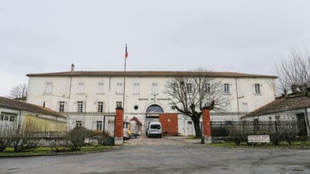 Deux détenus s'évadent d'un centre de détention du Lot-et-Garonne
              Les deux détenus ont profité d'une séance de sport pour s'évader en fin de matinée, lundi 4 septembre, du centre de détention de Villeneuve-sur-Lot. Ils sont toujours recherchés.