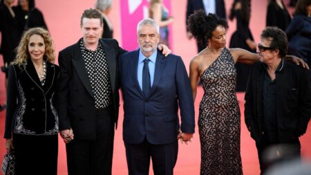 Festival de Deauville 2023 : avec "Dogman", Luc Besson signe un retour gagnant au cinéma
              Le samedi 2 octobre à Deauville, Luc Besson est venu présenter son nouveau film "Dogman". Entouré de son acteur Caleb Landry Jones, d’Éric Serra, le compositeur et de Marisa Berenson sur le tapis rouge de la cité normande.