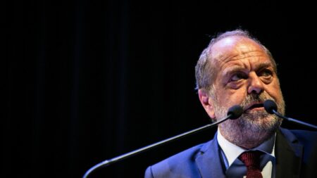 Eric Dupond-Moretti jugé pour prise illégale d'intérêts : "on n'a jamais connu ça" mais cela ne peut pas "empêcher le ministre de continuer à être au gouvernement", explique Marylise Lebranchu, ancienne garde des Sceaux
              Le procès d'Eric Dupond-Moretti, jugé pour prise illégale d'intérêts, se tiendra du 6 au 17 novembre devant la Cour de justice de la République, seule instance habilitée à juger un ministre en exercice.