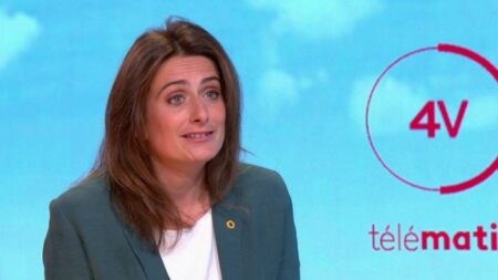 EELV’s Marine Tondelier dénonce le harcèlement scolaire et l’interpellation d’un collégien Harcèlement scolaire : Marine Tondelier (EELV) dénonce une "disproportion totale" après l'interpellation d'un collégien en plein cours
Marine Tondelier, secrétaire nationale d'Europe Écologie-Les Verts (EELV), était l'invitée des "4 Vérités" sur France 2, mercredi 20 septembre.