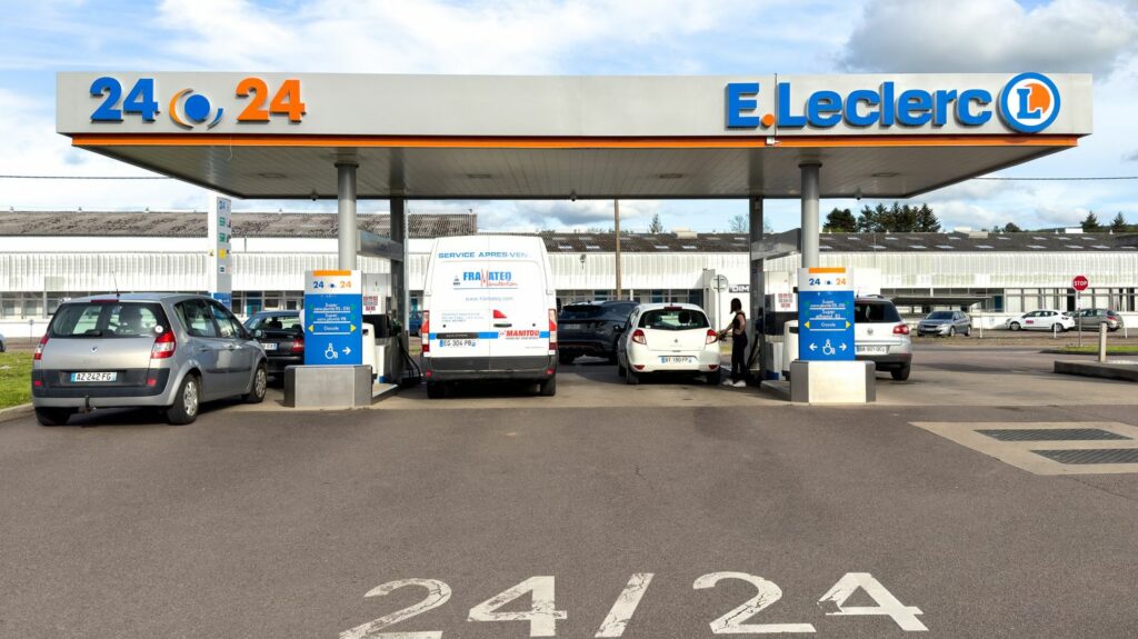 L'enseigne E.Leclerc va vendre du carburant "à prix coûtant tous les jours" dès vendredi
              Le patron de Système U a lui annoncé qu'il procéderait à des "opérations", mais pas de prix coûtant permanent.