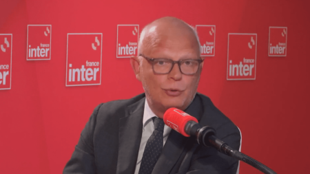 Édouard Philippe voit une victoire possible de Marine Le Pen en 2027 mais juge prématuré toute tactique Présidentielle : Édouard Philippe n'a "aucun doute" qu'une victoire de Marine Le Pen en 2027 est "possible"
Même s'il croit qu'une victoire de Marine Le Pen à la prochaine présidentielle est "possible", l'ancien Premier ministre d'Emmanuel Macron juge sur France Inter qu'il est "prématuré de faire de la tactique sur 2027".