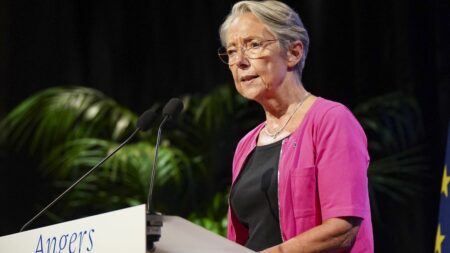 Les distributeurs autorisés à vendre le carburant "à perte" pendant "quelques mois", annonce Elisabeth Borne
              La Première ministre a fait cette annonce samedi dans "Le Parisien" alors que les prix des carburants repartent à la hausse.