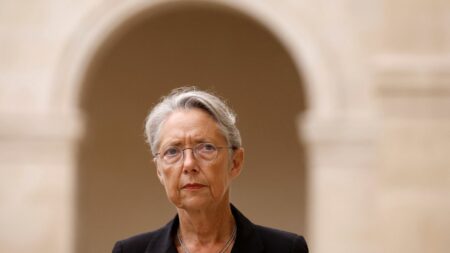 Élisabeth Borne en avion en Ille-et-Vilaine : critiques à gauche, entourage évoque « exception » Rentrée : Élisabeth Borne se rend en Ille-et-Vilaine en avion, les critiques fusent à gauche
Le déplacement en Bretagne en avion lundi matin de la Première ministre et du ministre de l'Éducation nationale provoque un véritable tollé à gauche. L'entourage d'Élisabeth Borne évoque une "exception" liée à un "impératif à Paris en milieu d'après-midi".