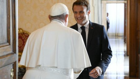 Emmanuel Macron assistera à la messe du Pape François au Vélodrome de Marseille, confirme l’Elysée Emmanuel Macron assistera à la messe qui sera célébrée par le pape François au stade Vélodrome de Marseille le 23 septembre, confirme l'Elysée
L'Elysée assure que le chef de l'Etat "assistera, mais ne participera pas" à la cérémonie religieuse.