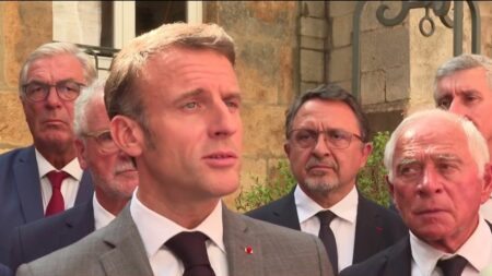 Emmanuel Macron assistera en tant que président à la messe du Pape François à Marseille, 23 Septembre Messe du pape François à Marseille : Emmanuel Macron s'y rendra "en tant que président"
Samedi 23 septembre, Emmanuel Macron assistera à la messe du Pape François à Marseille (Bouches-du-Rhône). Il s'y rendra "en tant que président d'un pays laïc", comme il l'a souligné.