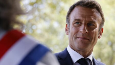 Emmanuel Macron favorise l’expérimentation de l’uniforme scolaire en 2023 pour atténuer les inégalités sociales Rentrée scolaire 2023 : Emmanuel Macron se dit favorable à des "expérimentations" concernant l'uniforme à l'école
Il s'agit d'une des pistes explorées par le gouvernement pour gommer les inégalités sociales, mais aussi pour lutter contre des tenues jugées contraires au principe de laïcité.