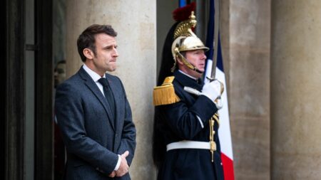 Emmanuel Macron qualifie de ‘funeste connerie’ la proposition d’un septennat présidentiel unique Un septennat présidentiel unique ? Emmanuel Macron évoque une "funeste connerie"
Lors d'une réunion avec les dirigeants des principaux partis, le président de la République a réagi à une proposition de Jordan Bardella. Il en a profité pour faire un clin d'œil à sa propre situation.