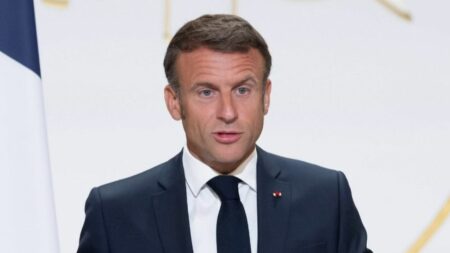 Politique : Emmanuel Macron convie les leaders de l'opposition à Saint-Denis
                  Lors des Rencontres de Saint-Denis, mercredi 30 août, Emmanuel Macron recevra les chefs des différents partis du Parlement. Une façon pour le chef de l'État de placer les oppositions "au pied du mur", explique le journaliste Guillaume Daret sur le plateau de France 2.