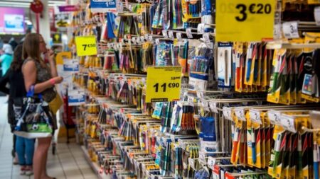 En France, les parents achètent d'occasion alors que les coûts de la rentrée scolaire montent en flèche