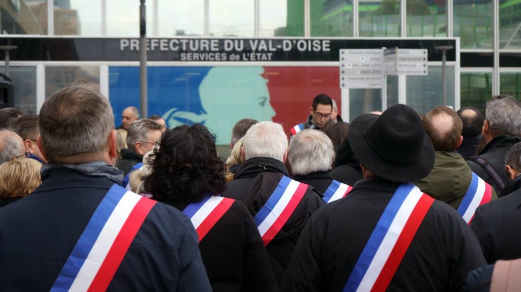 Elus locaux : une enquête envoyée aux maires pour prévenir la crise des vocations
                  Plus d'un millier de maires ont démissionné depuis les dernières élections municipales, en 2020. Un rythme qui s'accélère selon un rapport sénatorial.