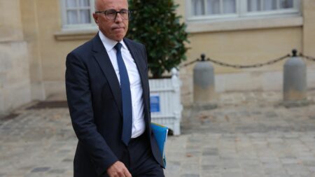 Carburants : Eric Ciotti veut une baisse de 15 centimes de taxes, financée par une restriction des allocations chômage
              Le patron des Républicains veut aller plus loin que la vente de l'essence à prix coûtant, actée pour une partie du carburant jusqu'à la fin de l'année.