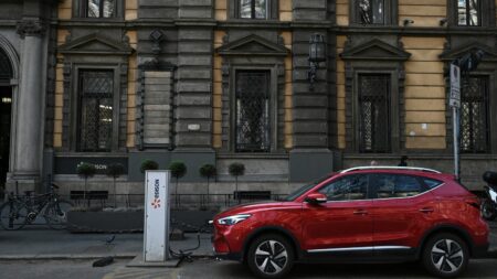 Droits de douanes : L'Europe n'écarte pas l'idée de taxer davantage les voitures électriques chinoises importées
                  Actuellement, les voitures électriques chinoises importées en Europe sont assujetties à une taxe de 10%. Cette surfiscalité est quasiment trois fois plus importante aux États-Unis.