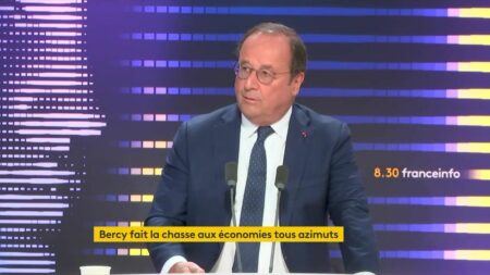 Initiative politique d'Emmanuel Macron : "Le dialogue, c'est toujours mieux que la dispute", salue François Hollande
                  En revanche, sur la question du "préférendum" envisagé par Emmanuel Macron, François Hollande objecte que c'est une "consultation qui n'a pas de valeur juridique".