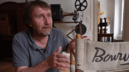 Cinéma : les objets mythiques des frères Loubeau
              La maison de deux frères, deux passionnés de cinéma près de Dijon, ressemble à un musée, avec une collection assez étonnante. 22 000 pièces, c’est peut-être même dit-on l’une des plus belles au monde.