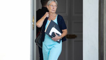 Gouvernement vise à réunir loyalistes et indépendantistes de Nouvelle-Calédonie pour débats Nouvelle-Calédonie : le gouvernement espère réunir à la même table loyalistes et indépendantistes
La Première ministre réunit mercredi les délégations politiques de Nouvelle-Calédonie. L'objectif est de relancer des discussions, actuellement au point mort, sur l'avenir institutionnel de l'archipel du Pacifique.