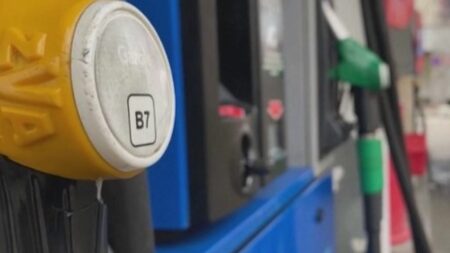 Vente à perte du carburant : la grande distribution refuse la mesure
                  La grande distribution refuse de vendre à perte du carburant, comme l'explique le journaliste Axel de Tarlé, présent sur le plateau du 8 Heures, mercredi 20 septembre. Le PDG de TotalEnergies a également signifié son opposition à cette mesure annoncée par le gouvernement.
