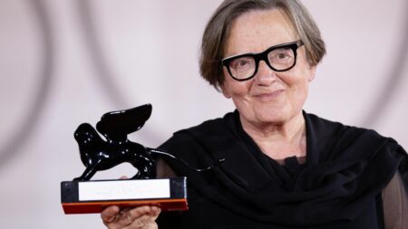 Varsovie critique violemment le film "Green border" de la réalisatrice polonaise Agnieszka Holland évoquant le sort des migrants, et primé à Venise
              A quelques semaines d'élections législatives et alors que la question migratoire est au cœur de la campagne, le Premier ministre et le chef du parti au pouvoir en Pologne ont violemment critiqué mercredi le film de la réalisatrice polonaise Agnieszka Holland "Green border", qui a reçu le prix du jury à la Mostra de Venise.