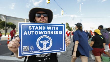 Etats-Unis : une grève débute dans trois usines automobiles des groupes General Motors, Ford et Stellantis
              Faute d'un accord trouvé pour les nouvelles conventions collectives, le syndicat des employés des trois grands constructeurs automobiles américains a démarré une grève cette nuit.
