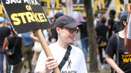 Ce qu'il faut savoir sur les répercussions de la grève historique des acteurs américains qui a démarré le 14 juillet
              Les effets de la grève des comédiens à Hollywood sont tangibles. Les festivals et la promotion des films sont privés de leurs grandes stars et le secteur vit sous la menace d'une paralysie à l'échelle mondiale. Mais peu importe ses conséquences, le mouvement social fait l'objet d'un soutien renouvelé au regard de ses revendications.